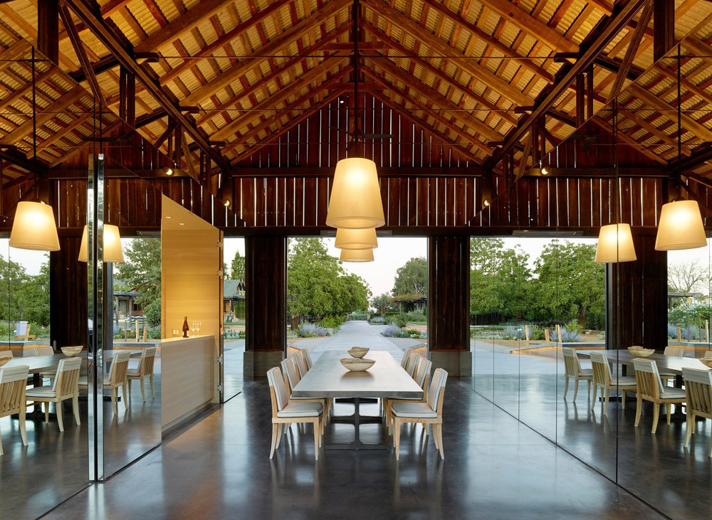 La sala ristorante con il tetto in legno