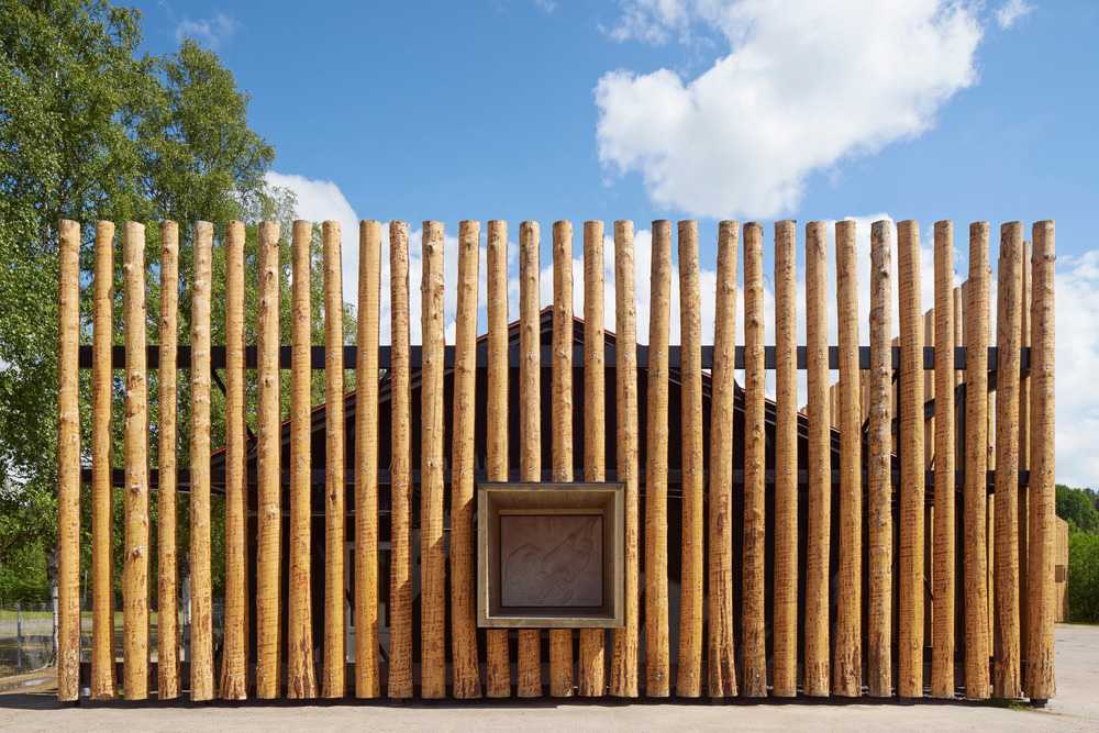 La empalizada de madera que define las nuevas fachadas.