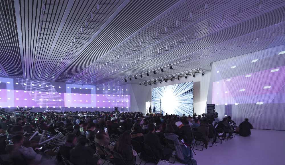 Sala multifuncional con luces de color violeta