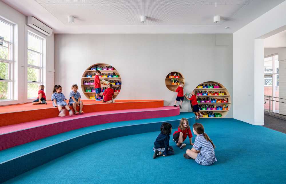 École primaire avec un intérieur coloré