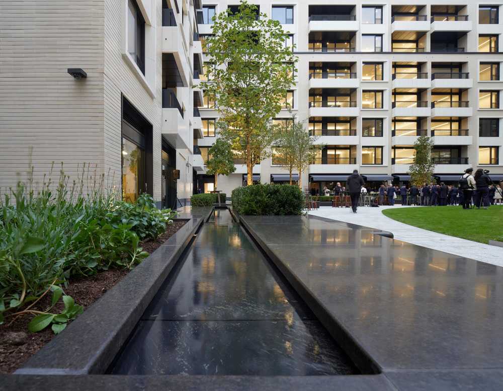 Residential buildings in London and design of the open space
