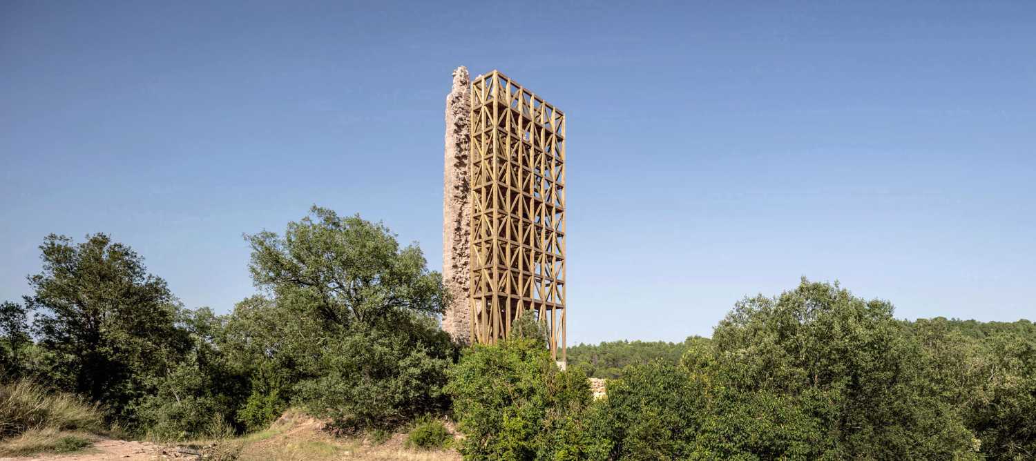 Tour en bois soutenant un vestige médiéval. Point de vue panoramique pour les visiteurs