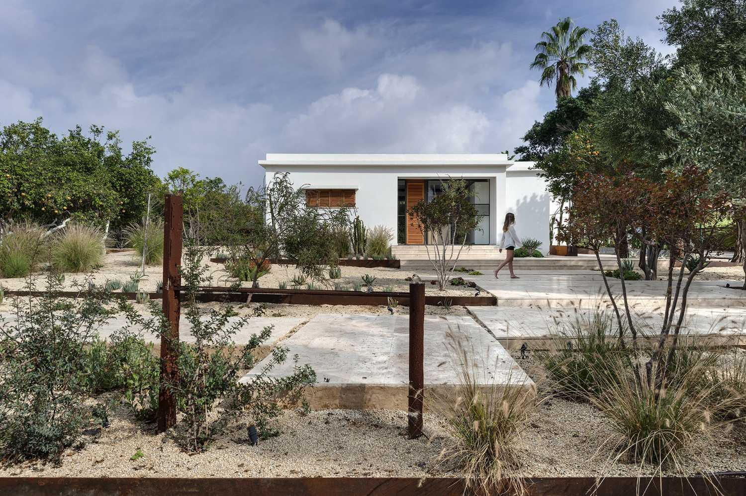 Maison méditerranéenne en Israël. Propriétés parmi des champs verdoyants luxuriants, des vergers d'orangers et des plantations de cactus