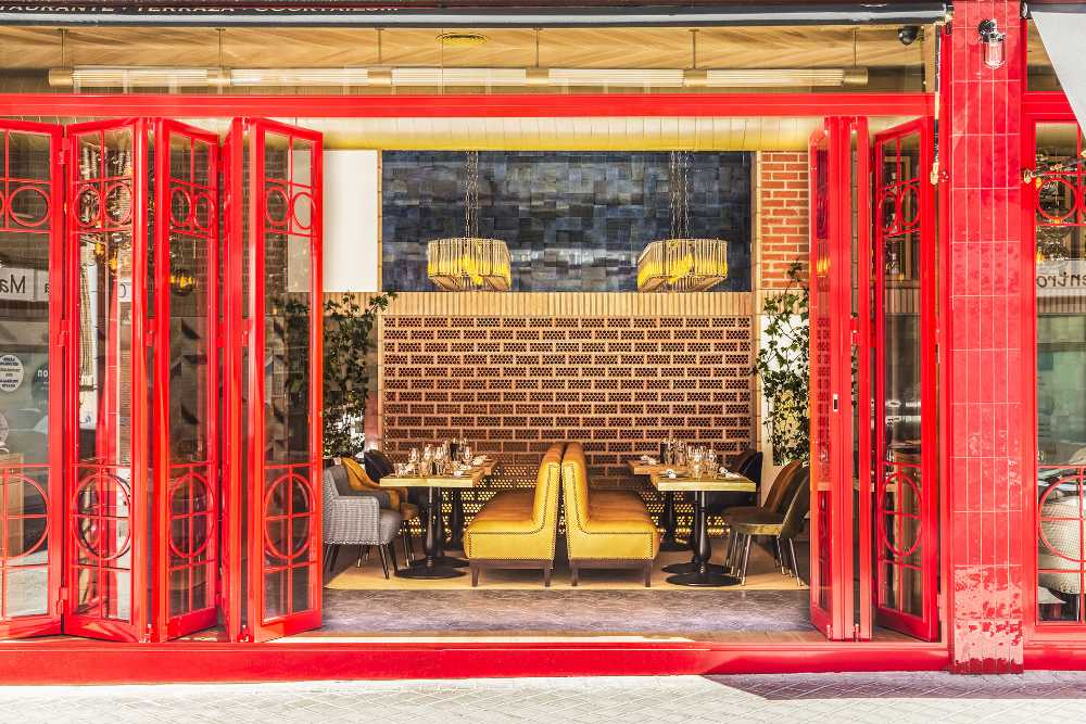 ristorante ingresso porte scorrevoli ferro roso e vetro