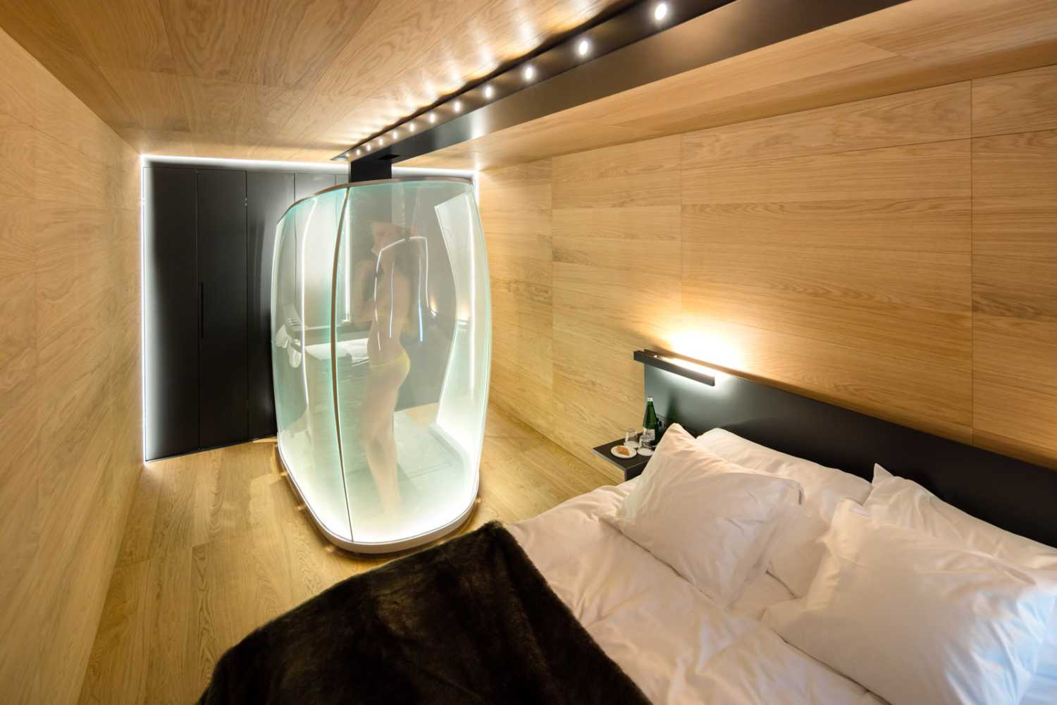 suite hotel lusso rivestimento legno cabina doccia